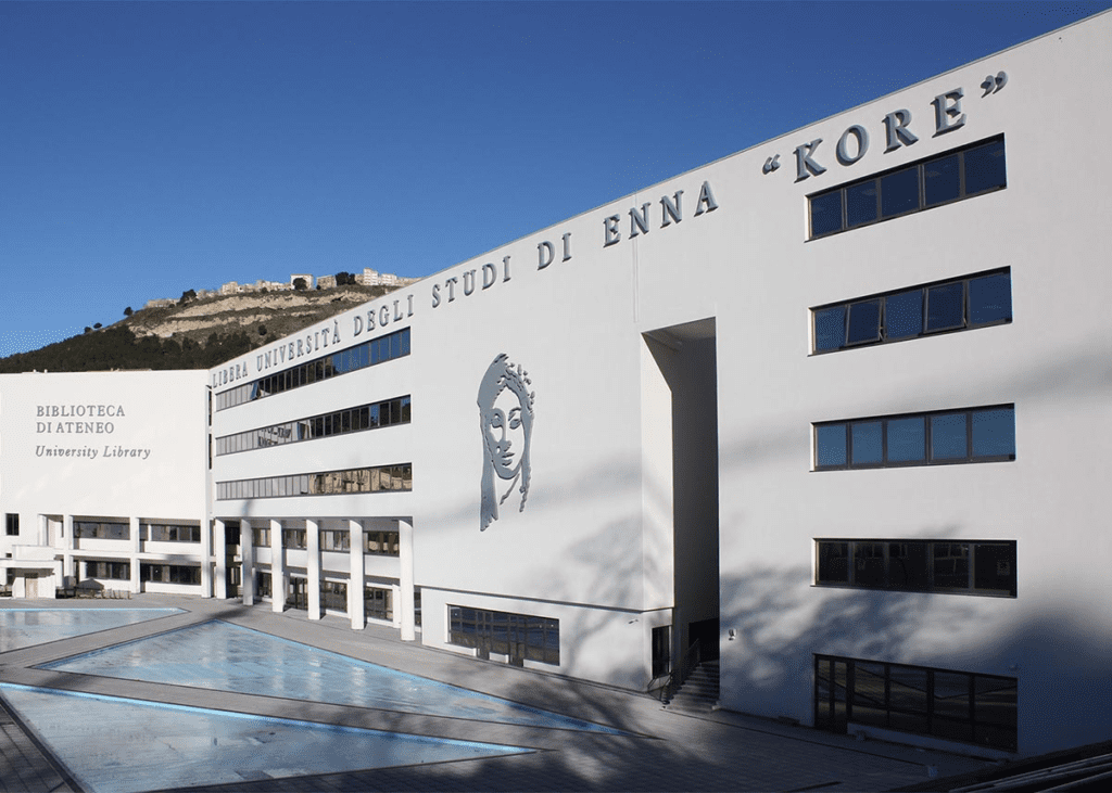 Sede dell’Università di Enna, la settantanovesima università istituita in Italia, la quindicesima università non statale, la quarta università istituita in Sicilia, l’unica nata nella Regione negli ultimi 200 anni.