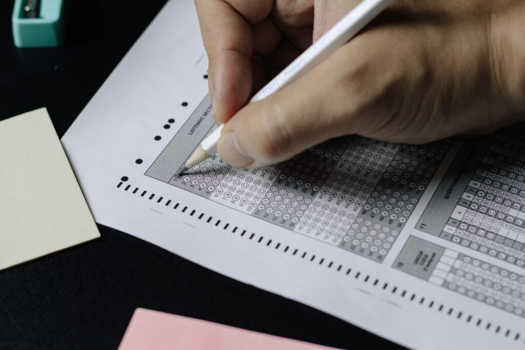 Candidato alle prese con il test di medicina