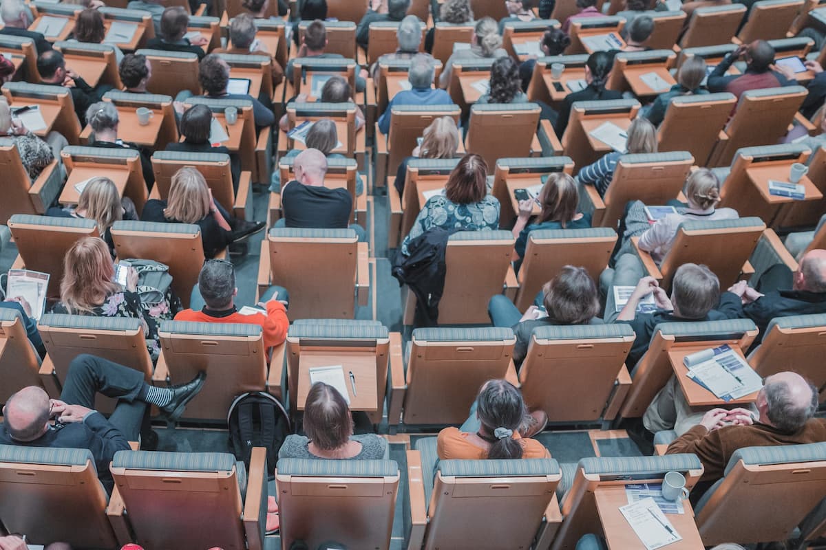 Studenti universitari seduti in aula.