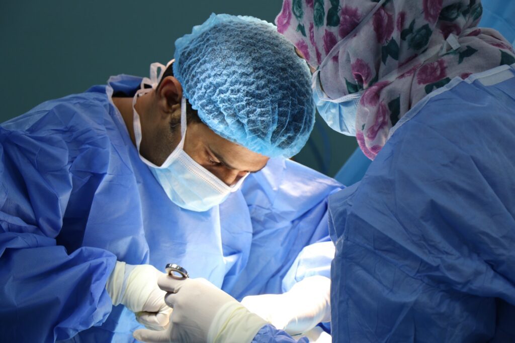 Medico che studia per diventare chirurgo