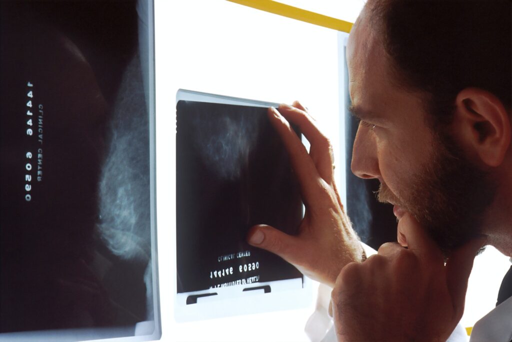 Medico che studia per diventare radiologo