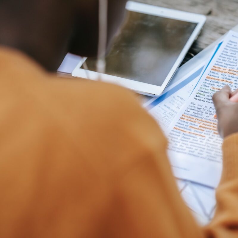 Studiare sottolineando e creando associazioni tra i temi principali che dovranno essere ricordati. Schematizzare i temi principali permette di memorizzare meglio e velocemente ciò che si studia.