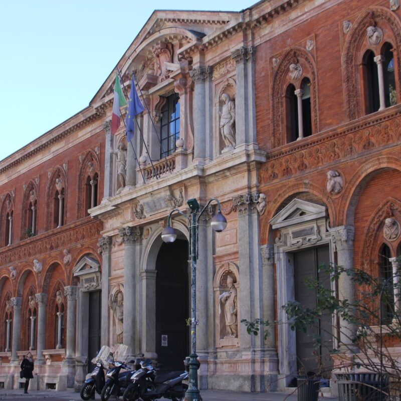 Ingresso della facoltà di medicina e chirurgia dell'università statale di Milano, Via Festa del Perdono 14