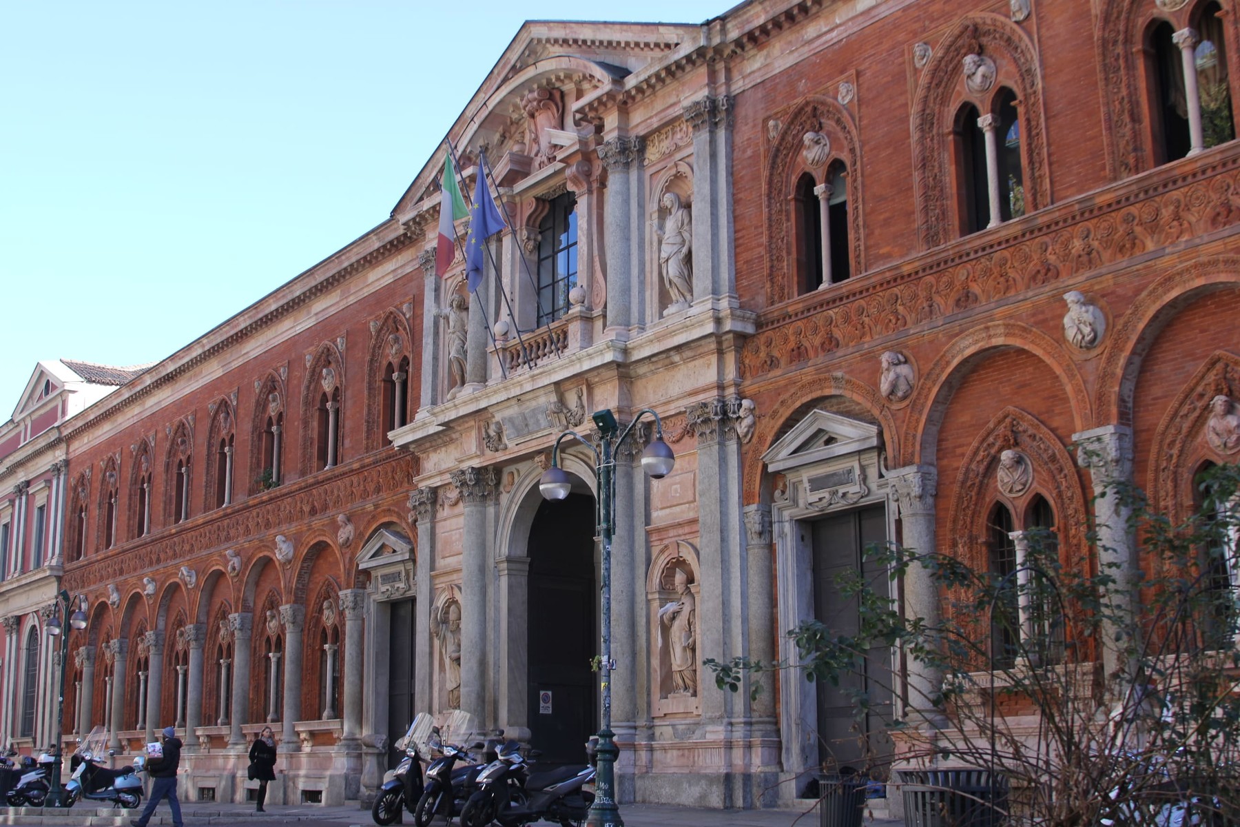 Ingresso della facoltà di medicina e chirurgia dell'università statale di Milano, Via Festa del Perdono 14