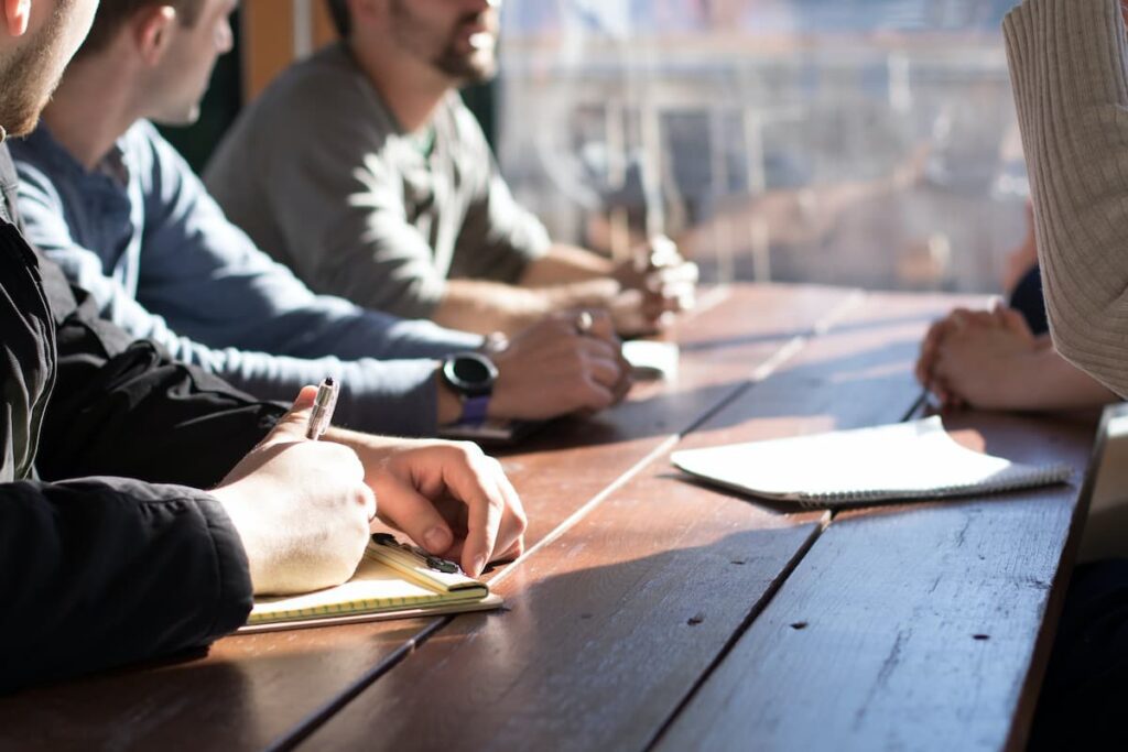 Studenti che studiano insieme