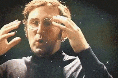 "Mind Blown" è un termine gergale usato per esprimere l'eccitazione di una persona dopo aver appreso o scoperto una nuova conoscenza, spesso indipendentemente dal suo grado di importanza. Può essere visto come una contrazione della frase idiomatica "blow someone's mind", come per stupire o impressionare qualcuno in modo commovente.