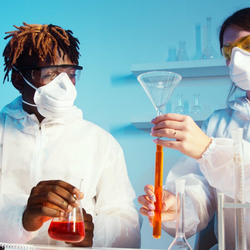 Due chimici in laboratorio mentre fanno esperimenti con i composti.