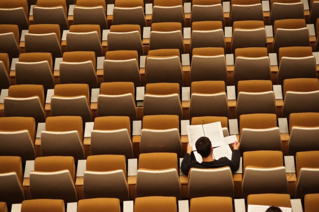 Aula universitaria della facoltà di medicina di Verona. Nella parte centrale dell'immagine c'è uno studente che sta leggendo i suoi
appunti.