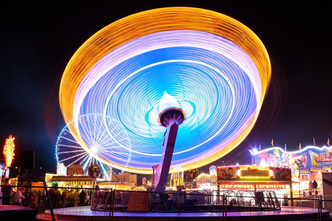 Il moto circolare e le sue formule permettono di capire il movimento degli oggetti su traiettorie circolari. Nell'immagine c'è una giostra che si muove con moto circolare e creando dei cerchi luminosi.