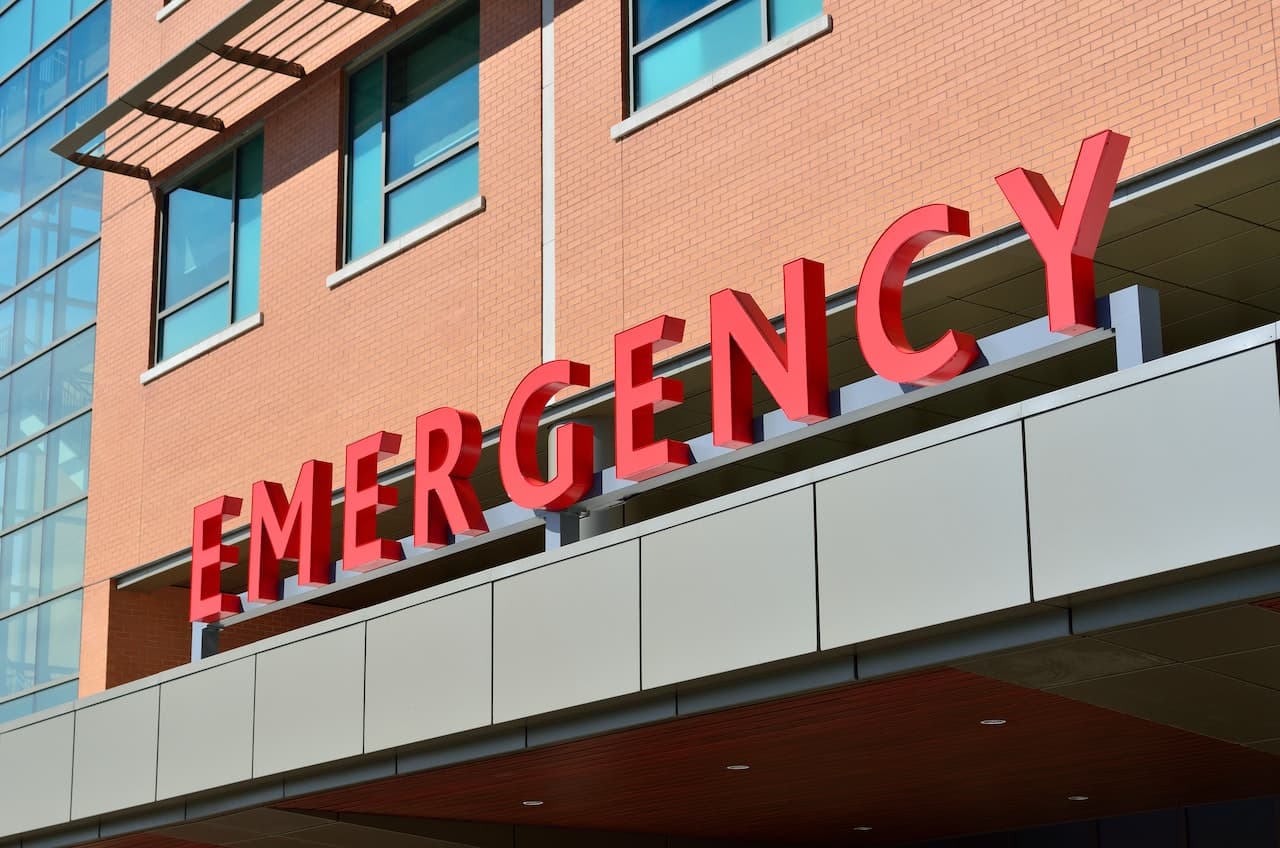 Scritta emergency di un ospedale. In ambito medico e sanitario il fisiatra è una figura sempre più richiesta.