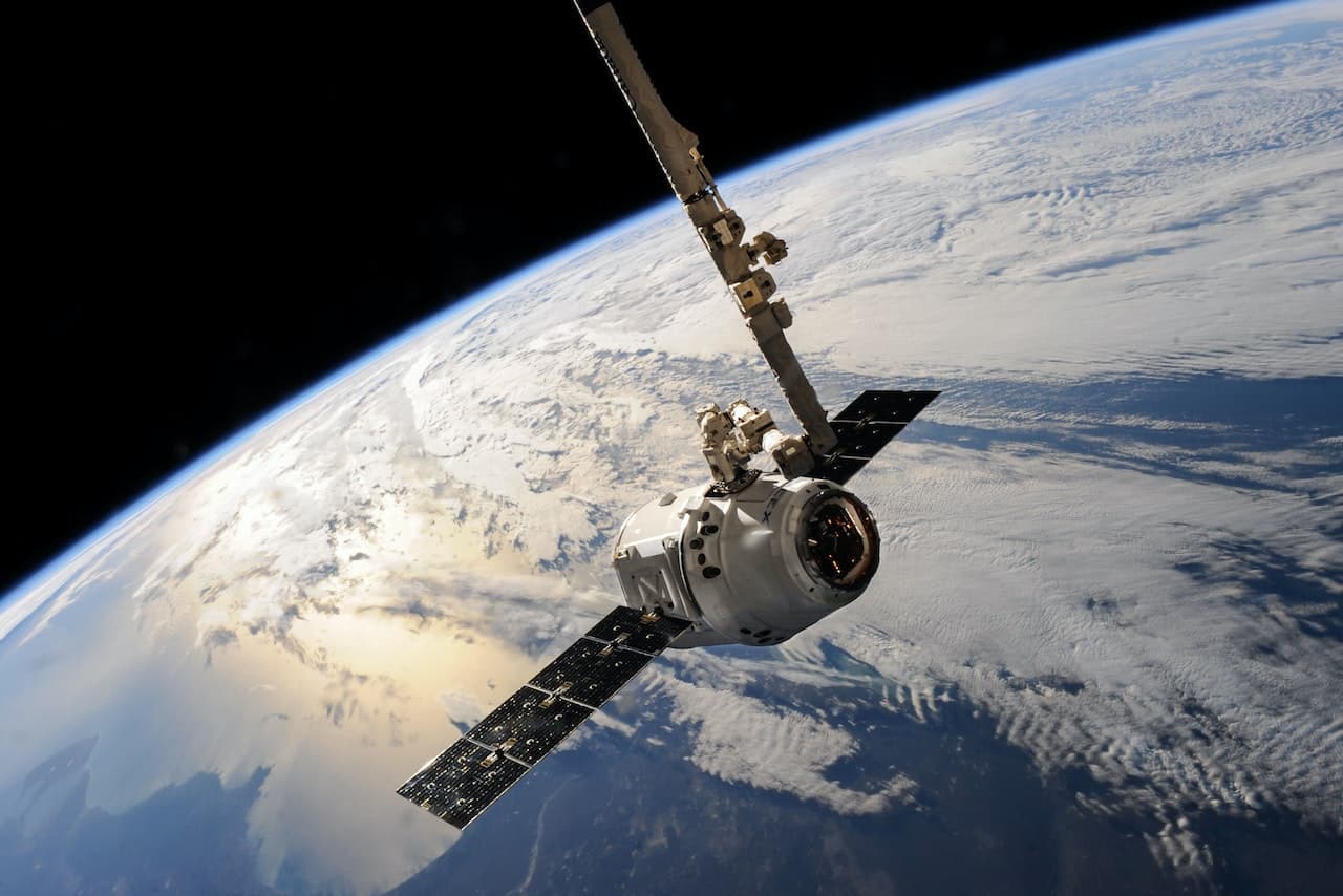 Satellite in orbita terrestre. Il satellite in foto segue una traiettoria descritta dal moto circolare uniforme e dalle sue formule.