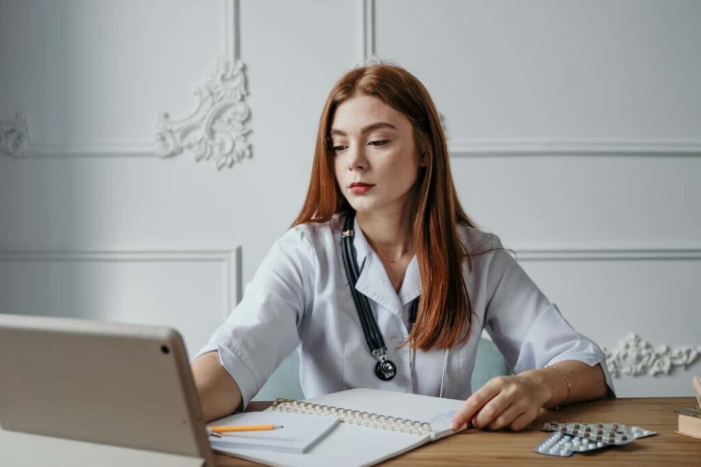 Studentessa che studia per il test di medicina 2025.