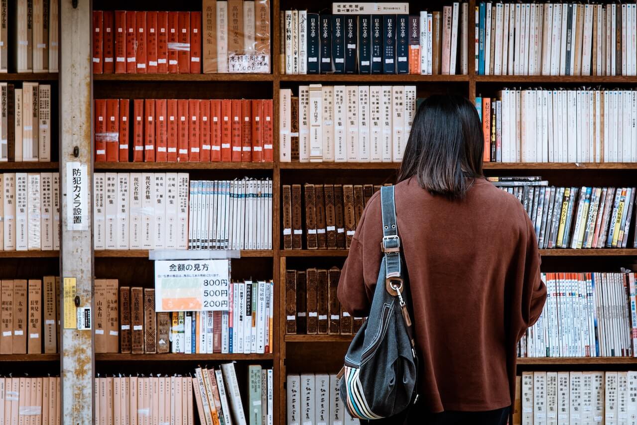 Ragazza davanti a libreria.