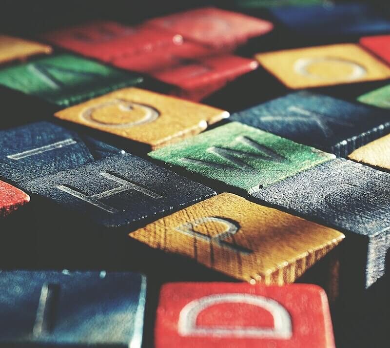 Lettere su tessere di legno di colori diversi.