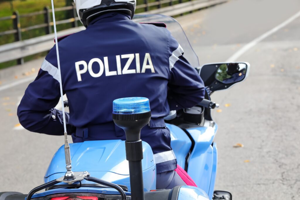 Agente di polizia in pattuglia sulla motocicletta del corpo di polizia.