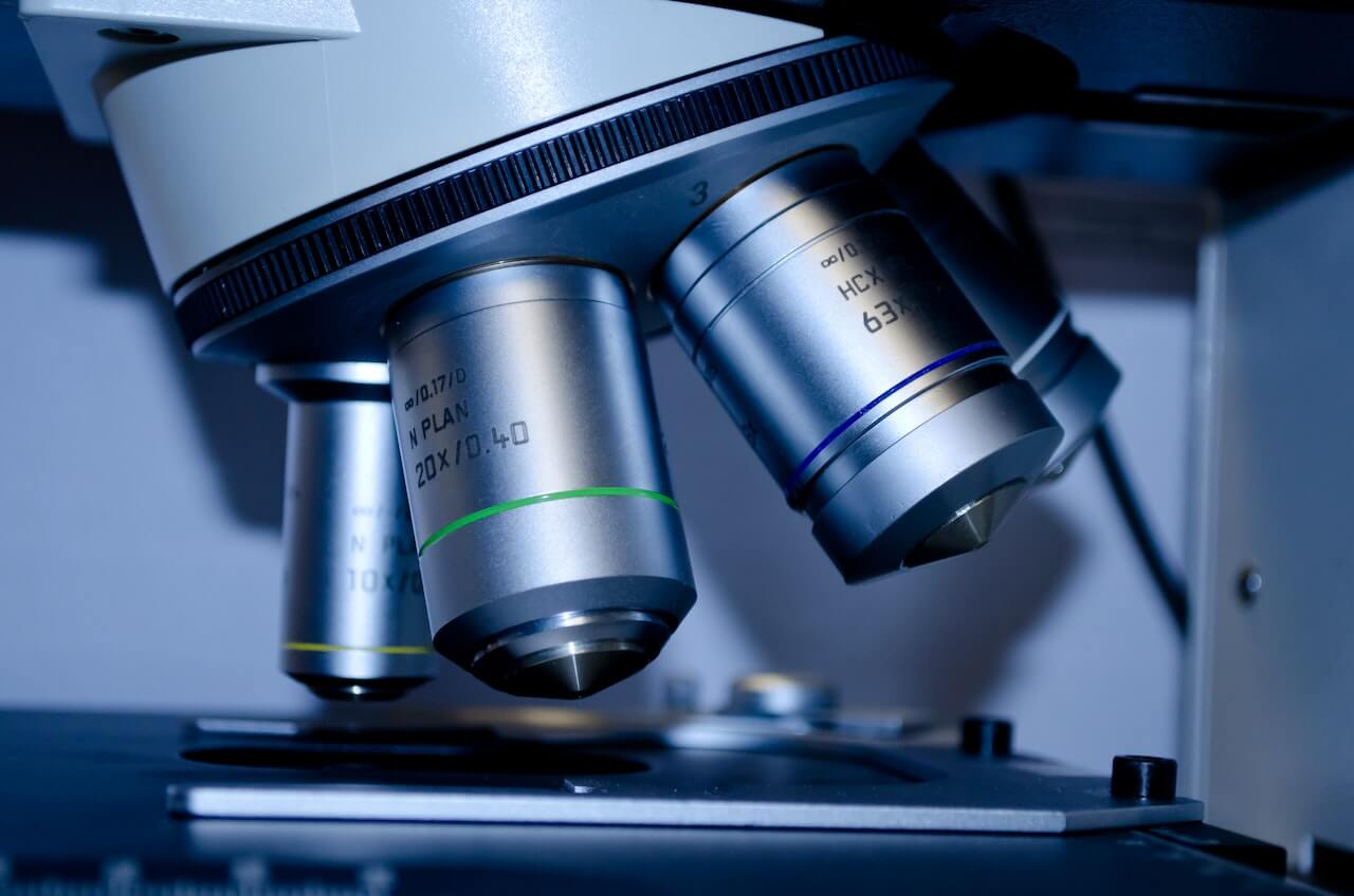 Microscopio con lenti di diverse per analisi biologiche.
