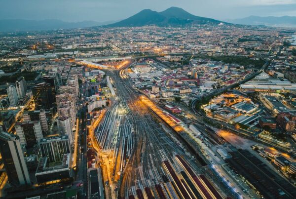 Foto della città di Napoli con vista panoramica.