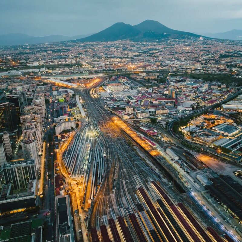 Foto della città di Napoli con vista panoramica.