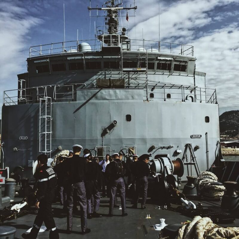 Nave della Marina Militare con equipaggio sul ponte.