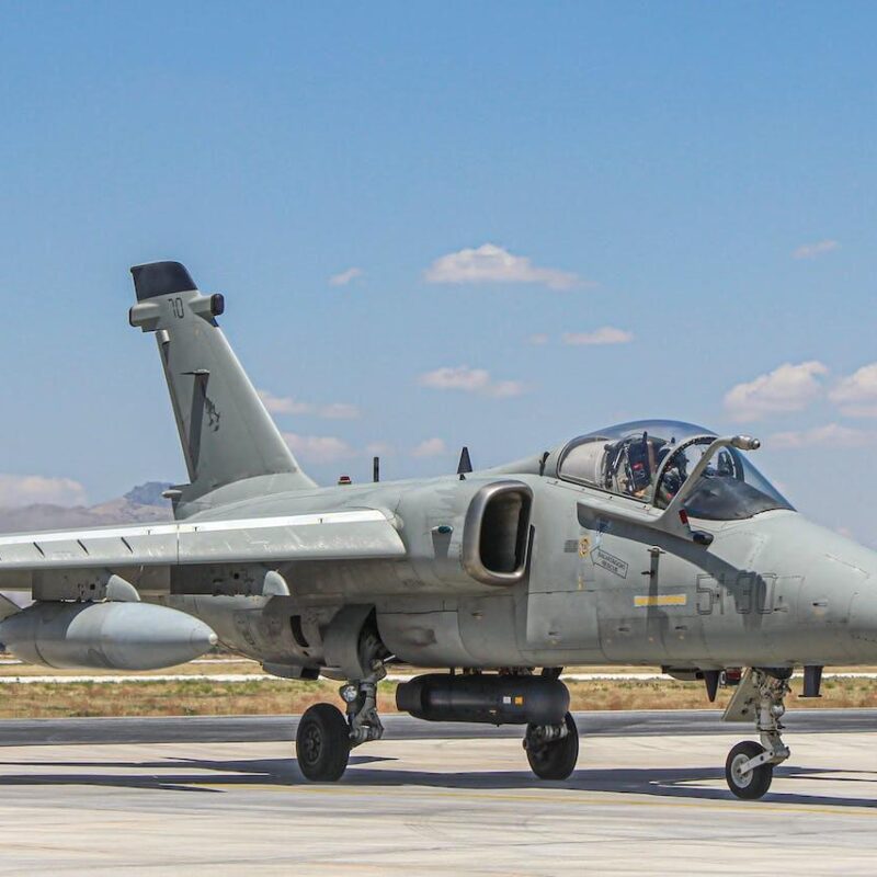 Aereo dell'Aeronautica Militare sulla pista dell'aeroporto militare.