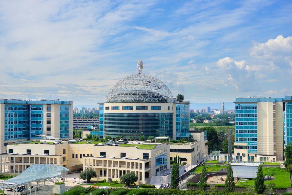 Edifici della Libera Università Vita-Salute San Raffaele, un’università italiana privata che ha sede a Milano. È affiliata con l’ospedale San Raffaele di Milano e, dal 2012, è entrata a far parte del Gruppo Ospedaliero San Donato.
