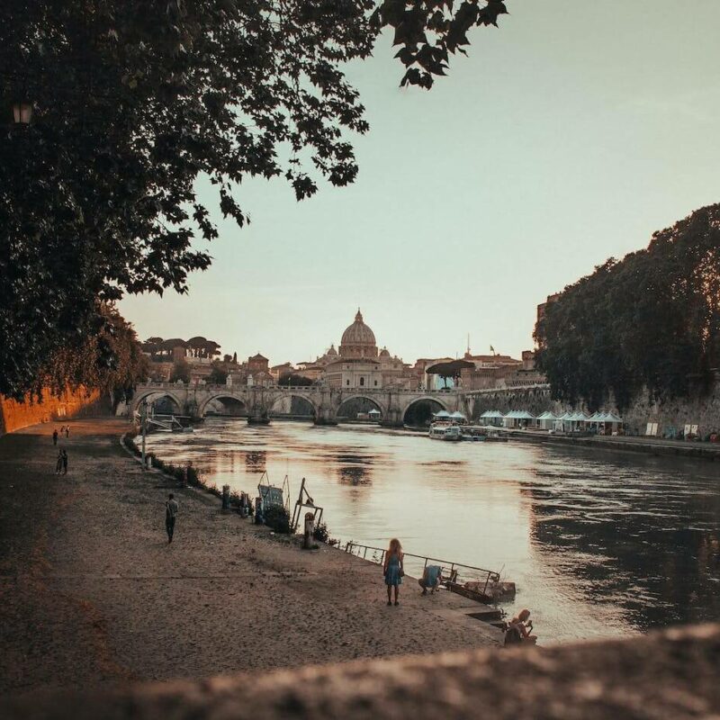 La chiesa di San Pietro nello Stato del Vaticano a Roma vista al tramonto dal fiume Tevere.