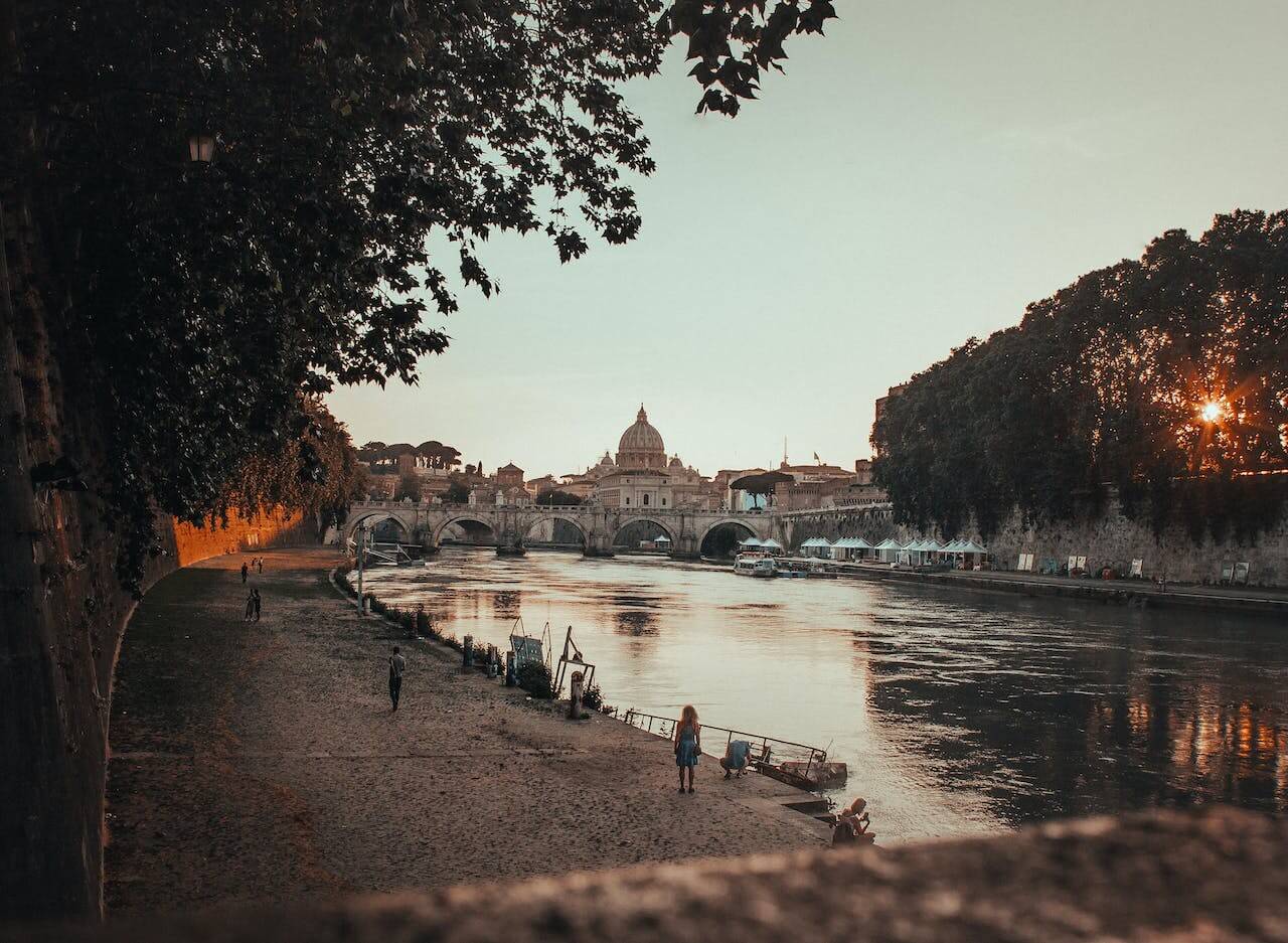 La chiesa di San Pietro nello Stato del Vaticano a Roma vista al tramonto dal fiume Tevere.