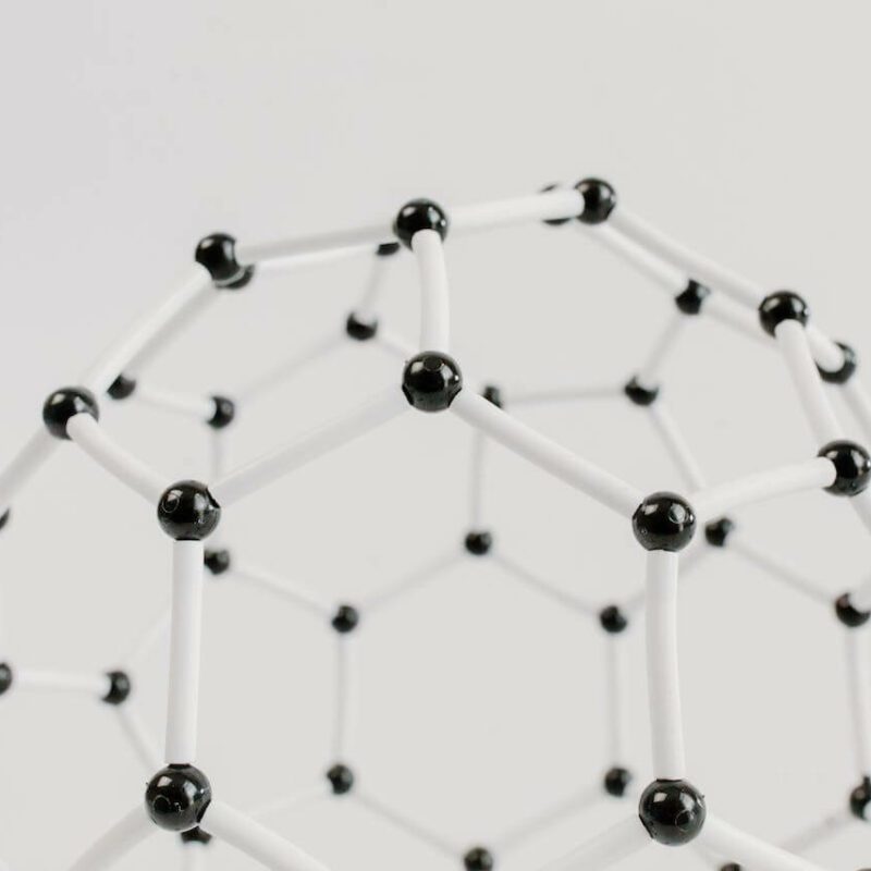 Modello di una molecola con molti atomi e legami. Gli atomi sono rappresentati come sfere nere, i legami come bastoncini bianchi.