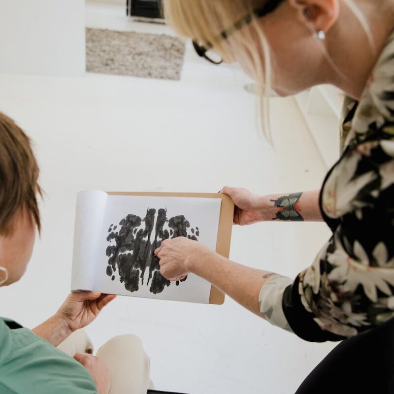 Psicologa che spiega il Test di Rorschach a una paziente durante una seduta di terapia.