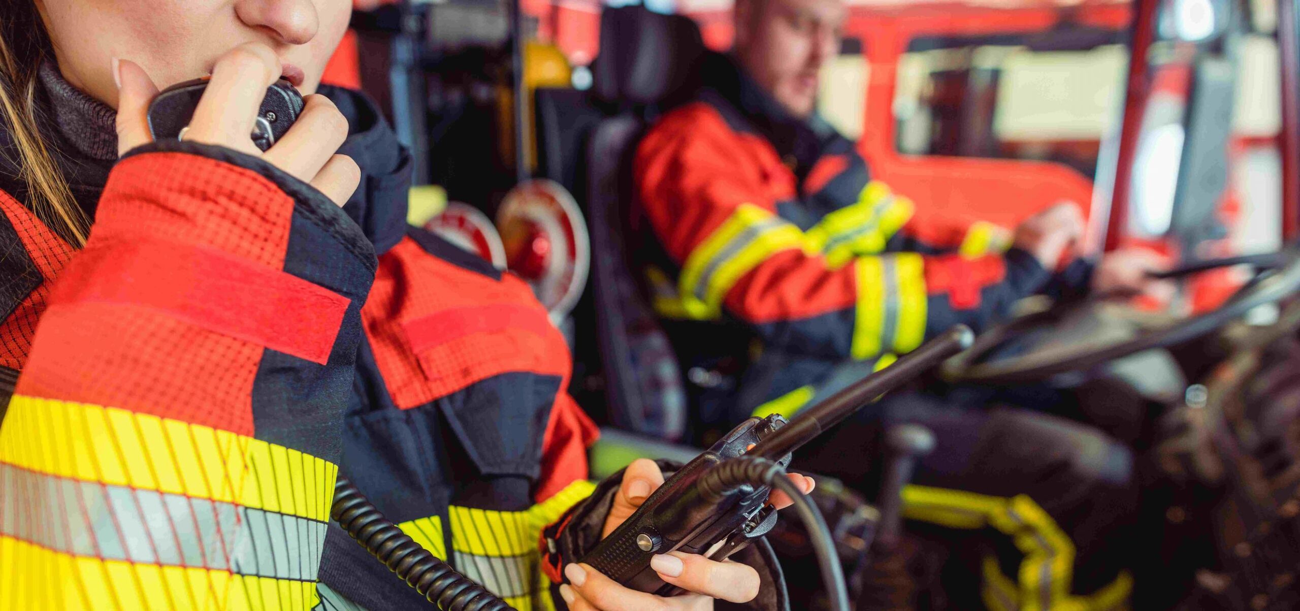 Vigili del fuoco durante un intervento all'interno di una camionetta del Corpo dei Vigili del Fuoco.