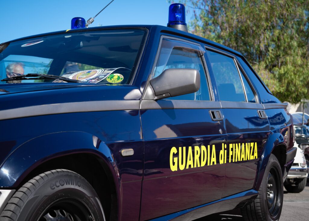 Volante di pattuglia della Guardia di Finanza in strada.