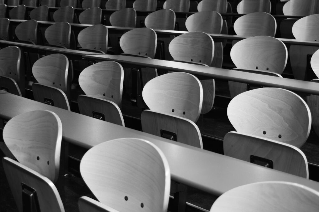 Sedute vuote di un'aula universitaria.