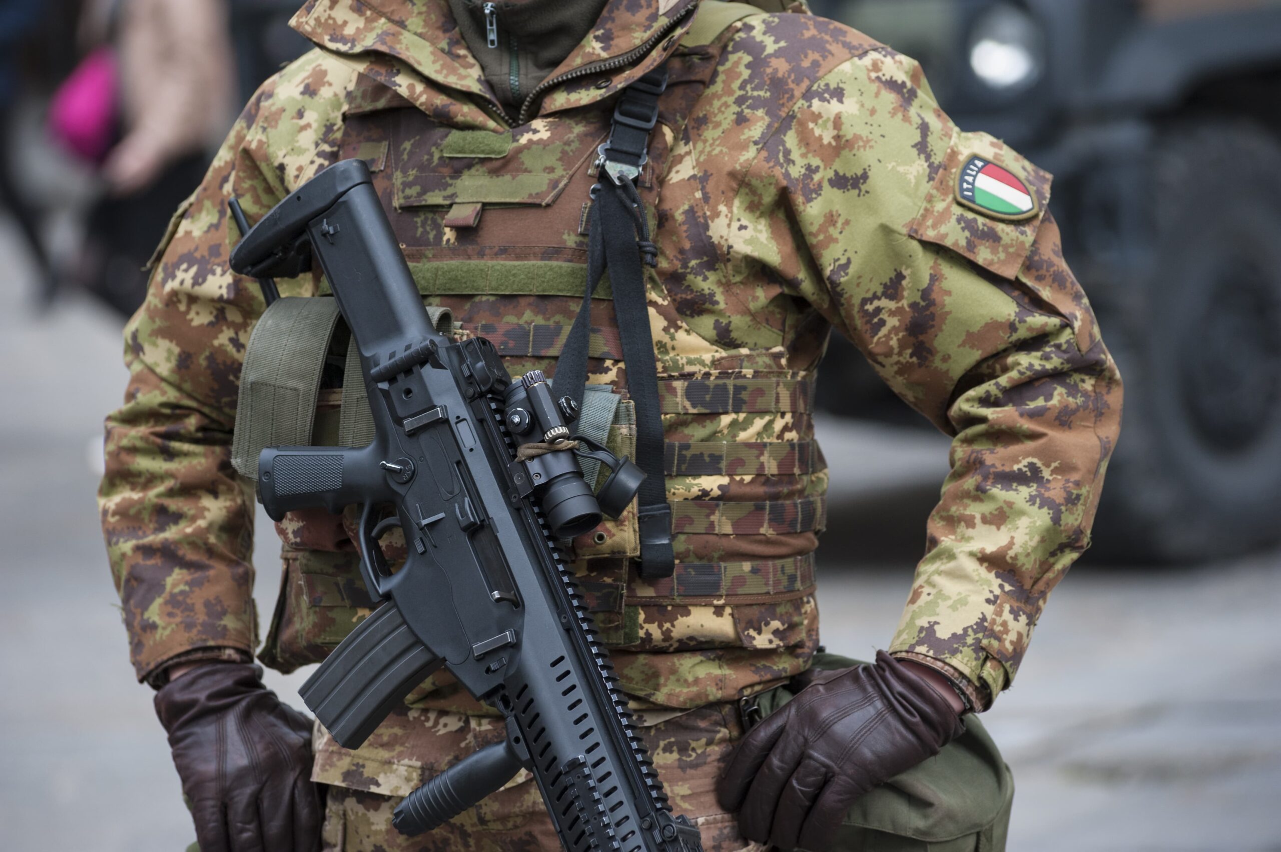 Soldato dell'Esercito Italiano in uniforme con fucile sul petto.