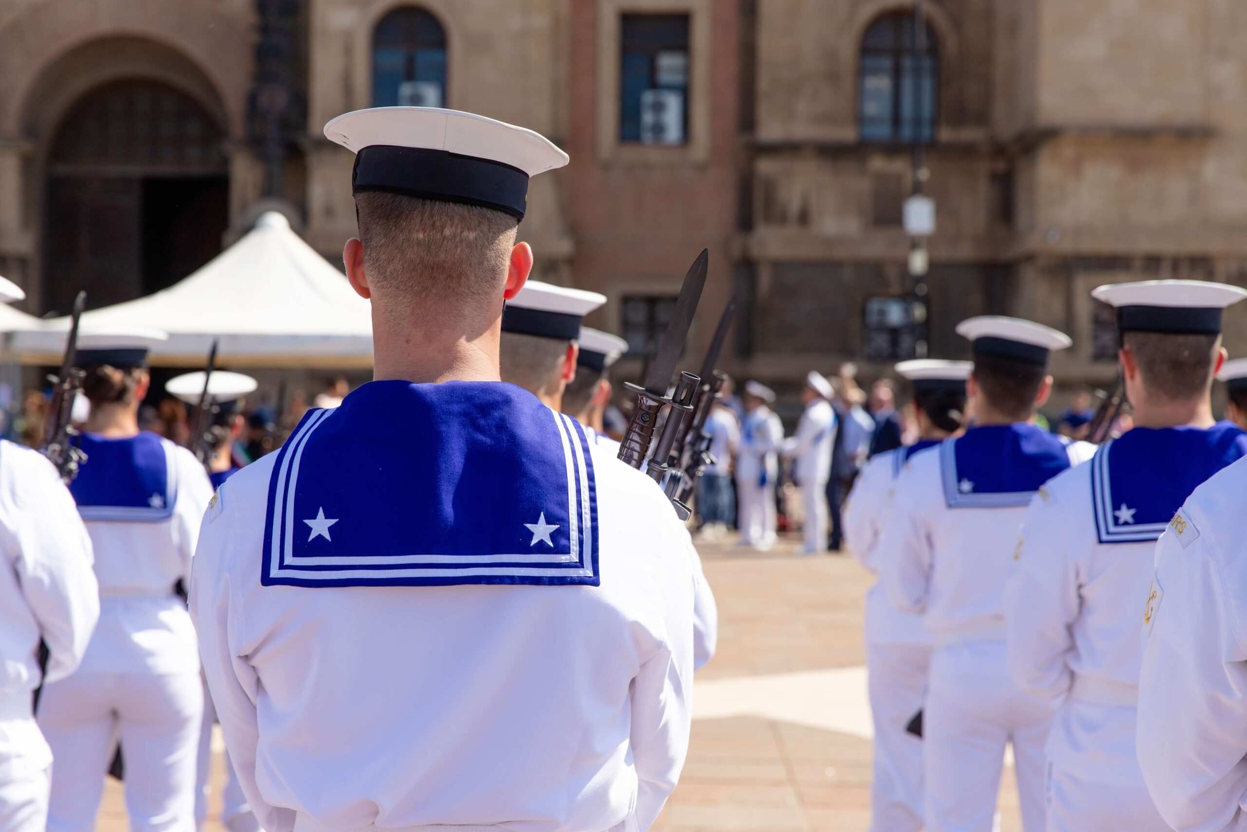 Soldati della marina in alta uniforme durante una manifestazione pubblica.