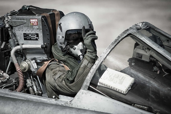 Allievo pilota all'interno di un caccia da guerra che vuole Diventare Pilota dell'Aeronautica Militare
