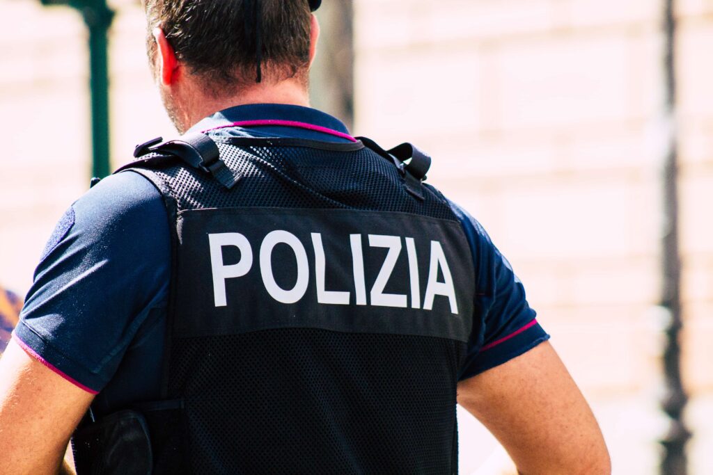 Membro della Polizia di Stato in uniforme mentre pattuglia le strade.