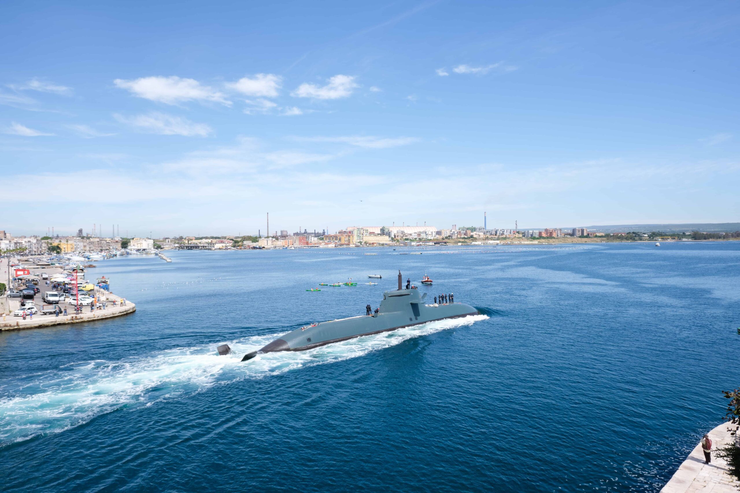 Sottomarino della Marina Militare durante un'esercitazione in un porto.
