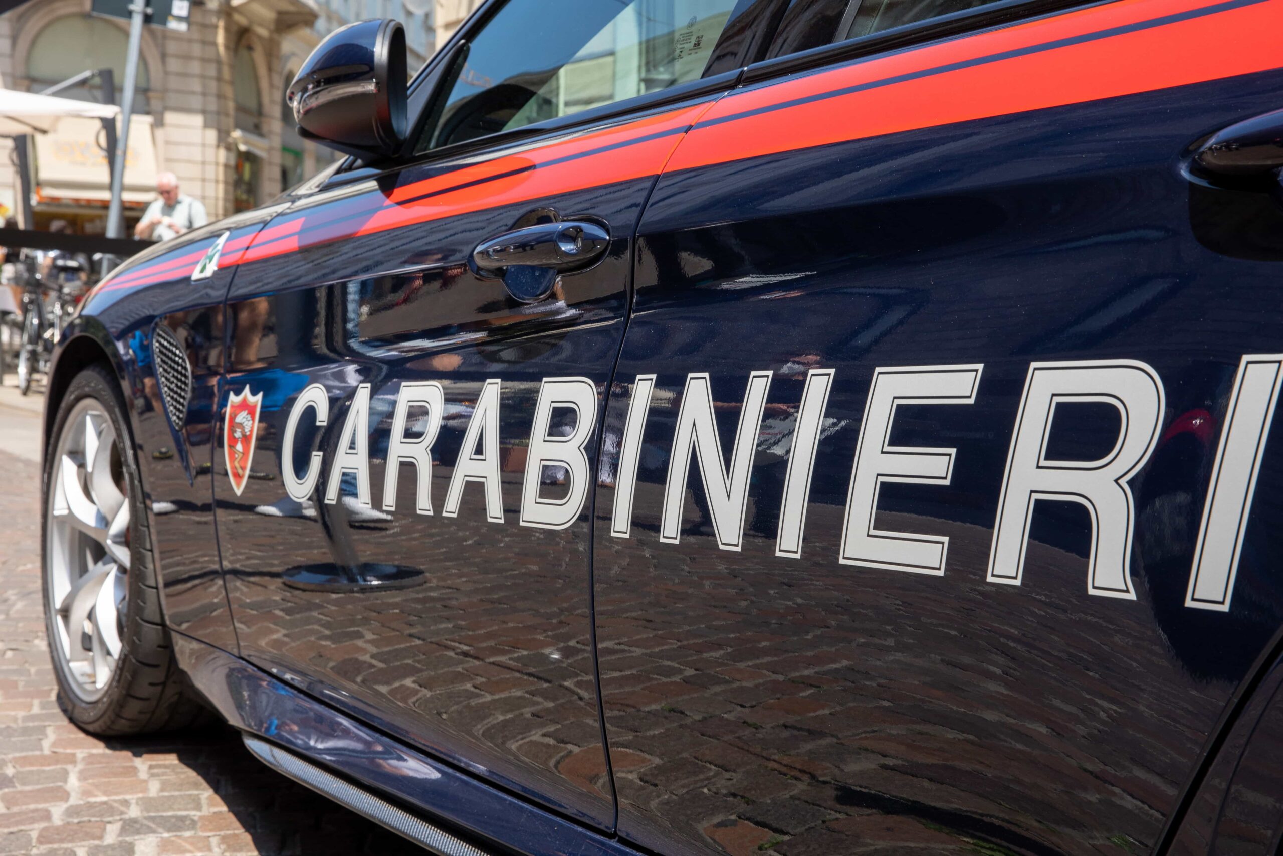 Volante dei Carabinieri in pattuglia pr le strade di una città.
