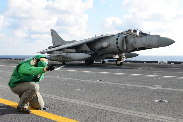 Piloti dell'Aeronautica che decollano da una portaerei della Marina Militare.