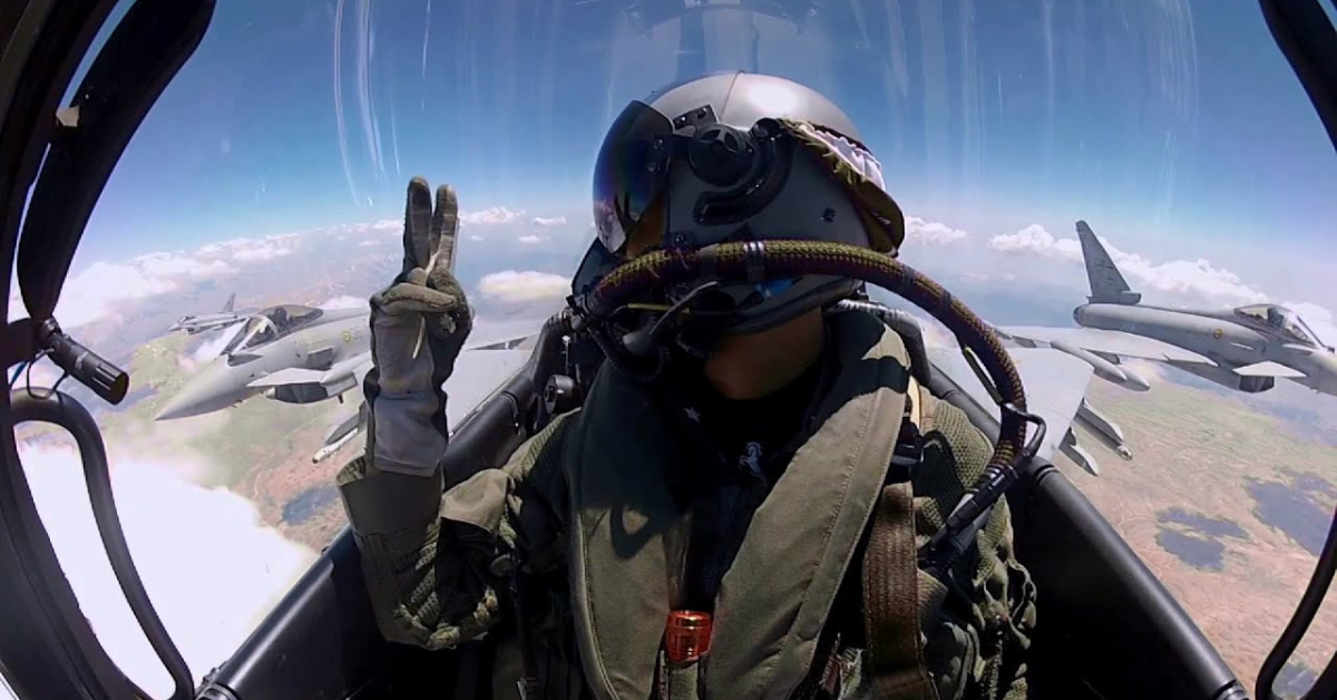 Pilota dell'Aeronautica Militare in volo insieme ad altri veivoli delle Forze Armate.