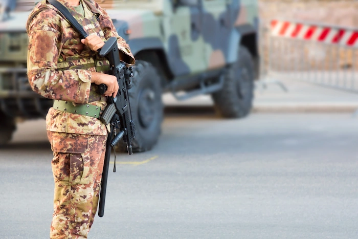 maresciallo dell'esercito di guardia al lato della strada durante l'operazione strade sicure