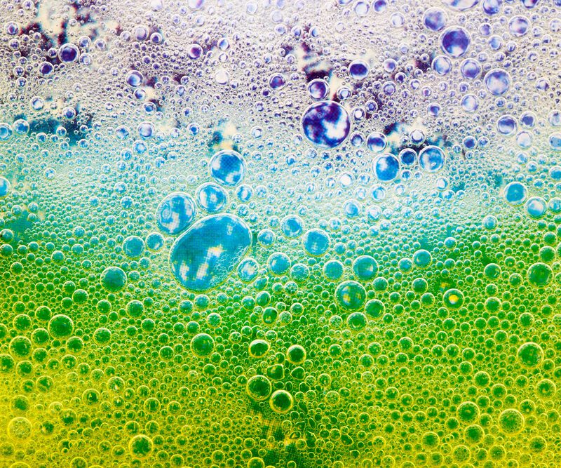 Un liquido verde e un liquido blu mentre reagiscono per raggiungere l'equilibrio chimico.