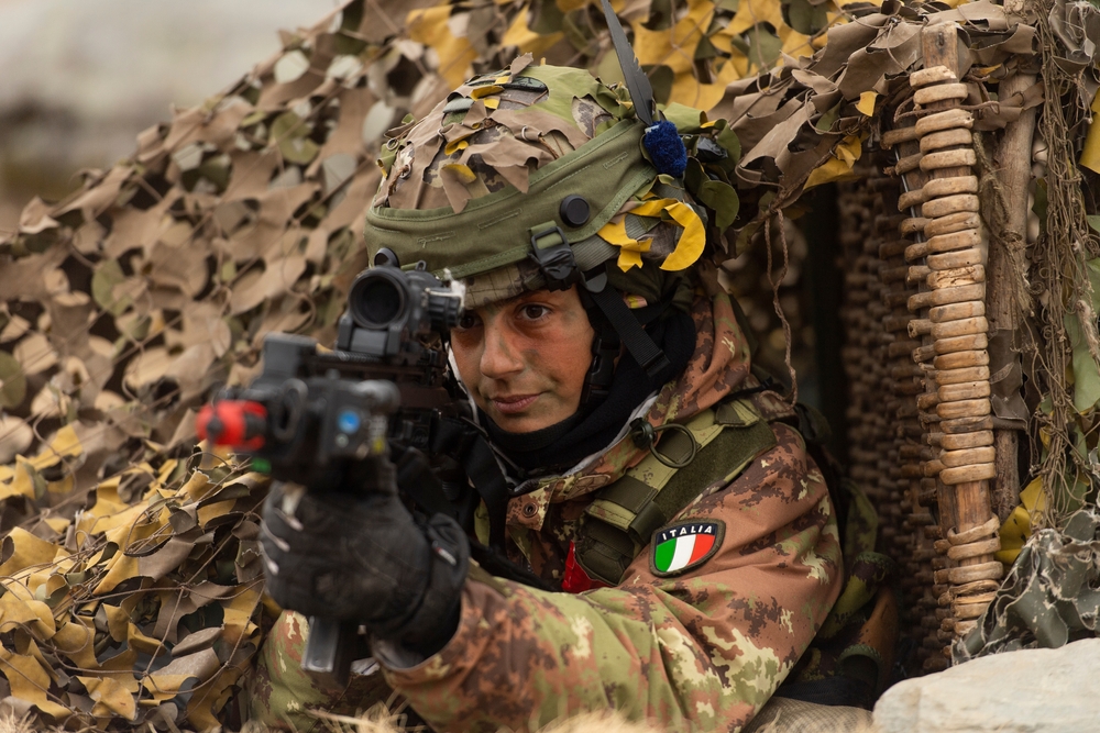 Membro dell'Esercito Italiano che si esercita per migliorare il tiro di precisione.