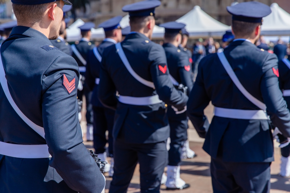 Militari dell'Aeronautica Italiana schierati in alta uniforme per una cerimonia celebrativa.