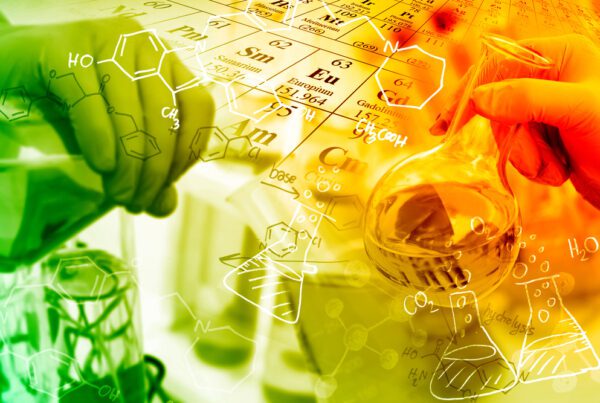 Un ricercatore lavora in un laboratorio mentre è impegnato nello studio di concetti fondamentali della chimica.