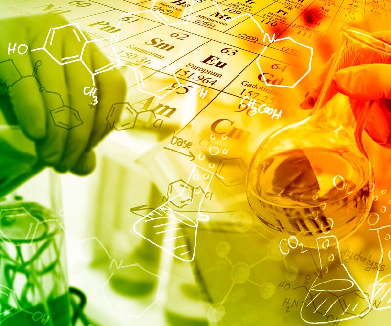 Un ricercatore lavora in un laboratorio mentre è impegnato nello studio di concetti fondamentali della chimica.