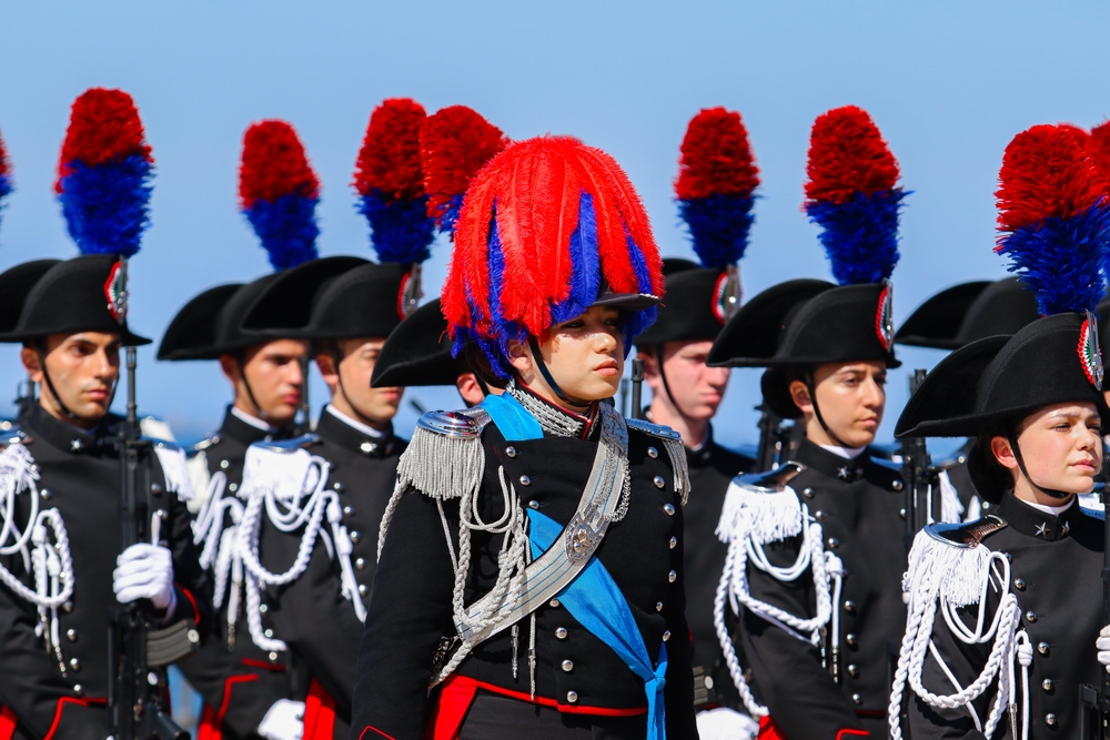 Carabinieri schierati in alta uniforme per una celebrazione.