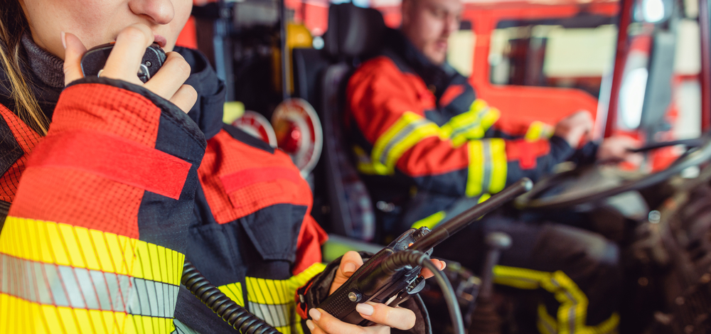 Un vigile del fuoco in servizio mentre utilizza la radio.