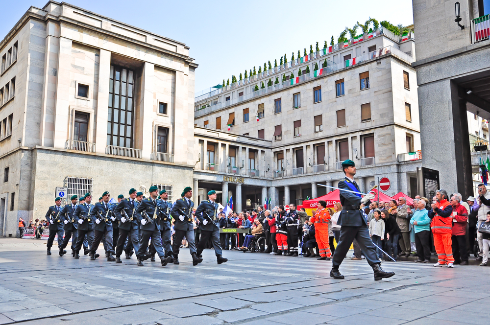 Membri della Guardia di Finanza a Torino, Italia, durante una marcia.