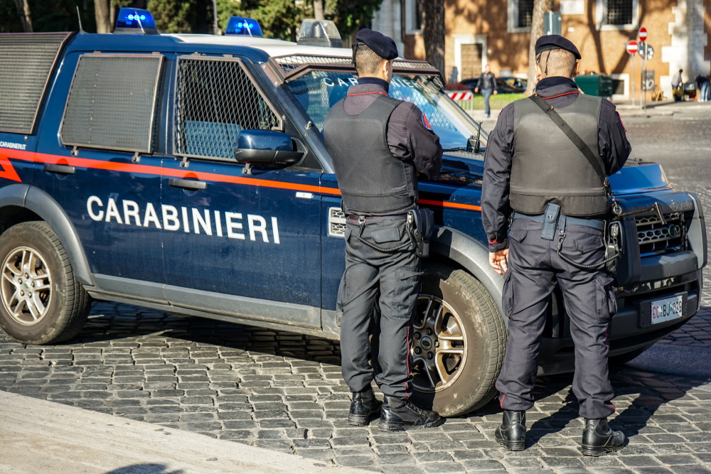 Carabinieri italiani in servizio di pattugliamento sulle strade di Roma.